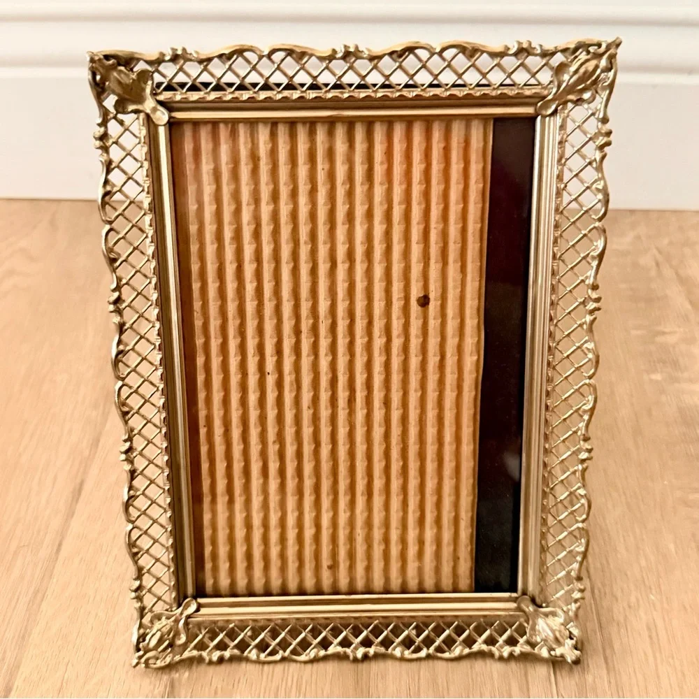 Vtg VICTORIAN Gold Tone Filigree Metal‎ PHOTO PICTURE FRAME W/ Glass 6” X 8
